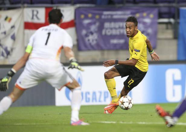 Pierre-Emerick Aubameyang von Borussia Dortmund am Ball während eines Fußballspiels.