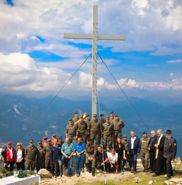 Das von Soldaten renovierte Kreuz am Krippenstein