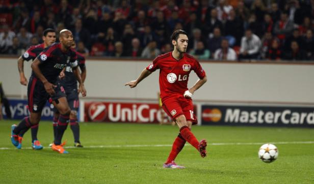 Ein Fußballspieler von Bayer Leverkusen schießt den Ball.