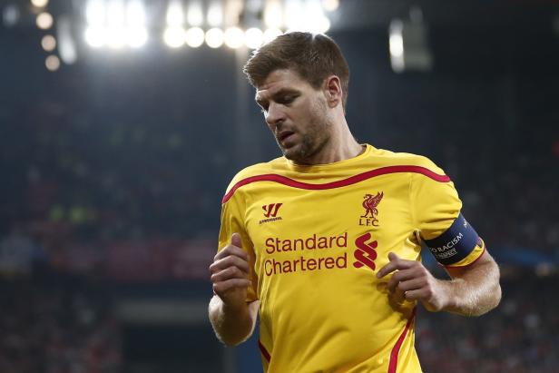 Steven Gerrard im gelben Trikot des FC Liverpool.