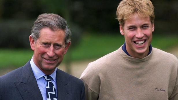 Prinz Charles und Prinz William lächeln in die Kamera.