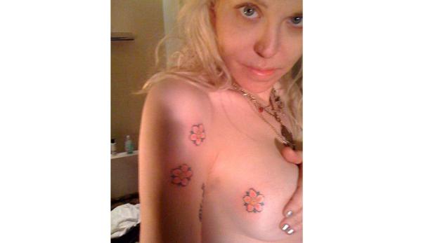 Courtney Love posiert - fast - nackt auf Twitter