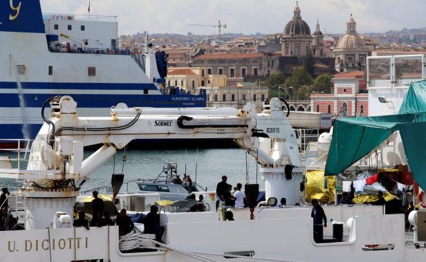 "Diciotti" in Catania: Kinder durften Rettungsschiff verlassen
