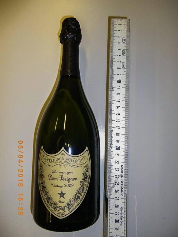 43-Jähriger stahl 2500 Flaschen Champagner und Wein aus A380