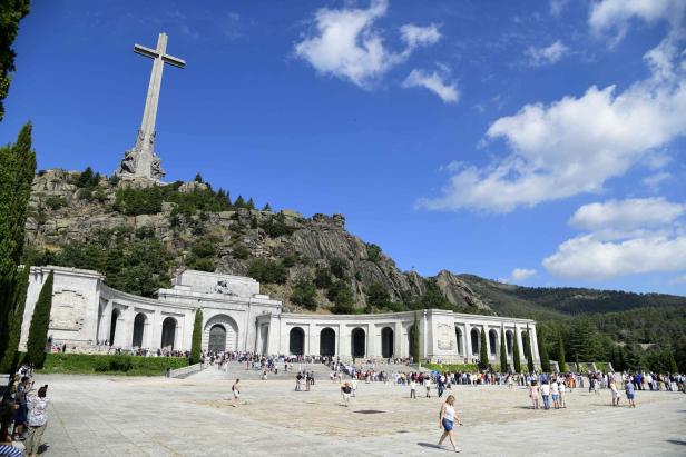 Streit um Überführung von Francos Überresten in Spanien