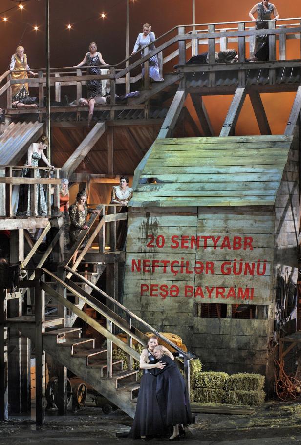 Bayreuther Festspiele 2015 - Die Walküre Eine Theaterszene mit mehreren Frauen auf einer hölzernen Bühnenkonstruktion.