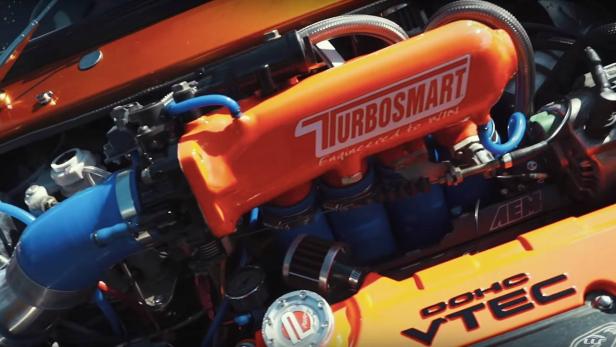 Ein orangefarbener Motorraum mit einem TurboSmart-Turbolader.