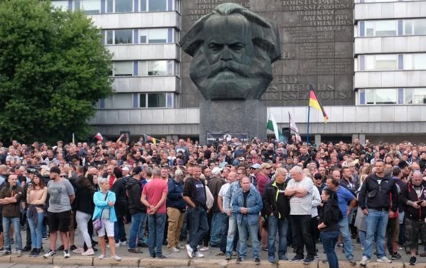 Chemnitz: Hitlergrüße vor den Augen der Polizei