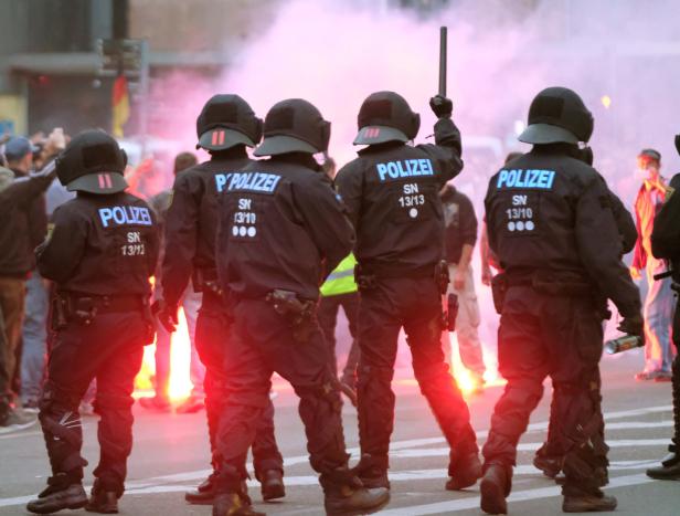 Chemnitz-Demos: Wasserwerfer und Reiter stehen bereit
