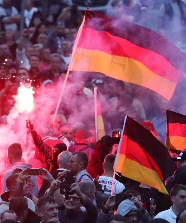 Chemnitz: Hitlergrüße vor den Augen der Polizei
