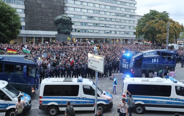 Chemnitz-Demos: Wasserwerfer und Reiter stehen bereit