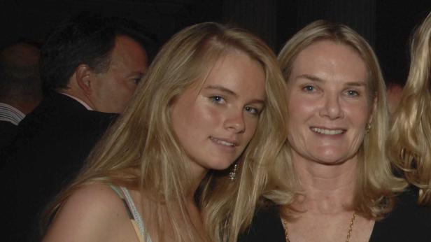 Zwei blonde Frauen posieren für ein Foto.