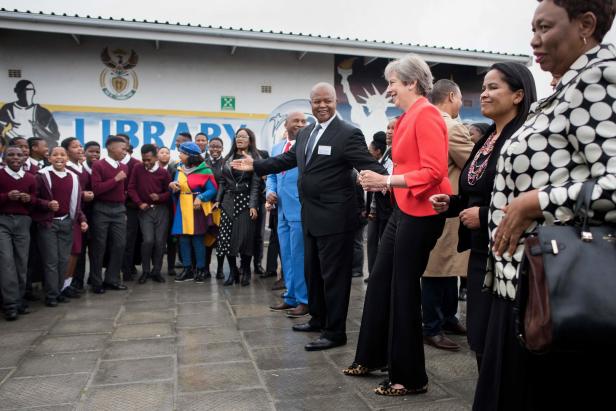 Spott über Tanzeinlage von Theresa May in Südafrika