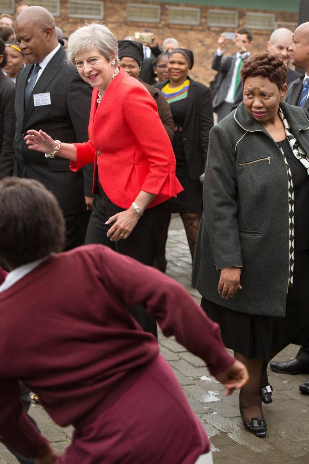 Spott über Tanzeinlage von Theresa May in Südafrika