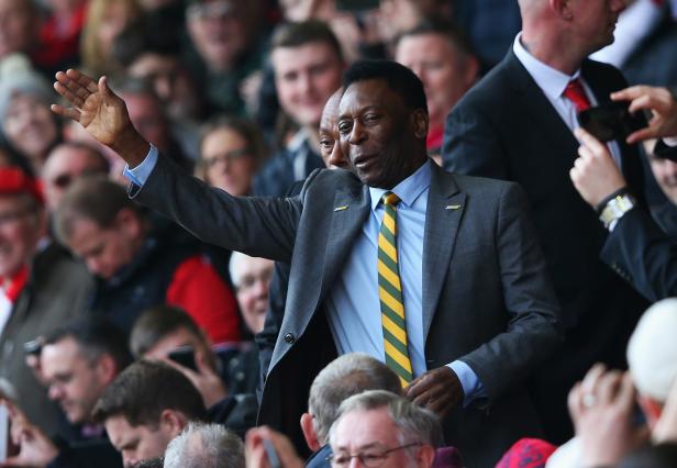 Pelé winkt in der Menge.