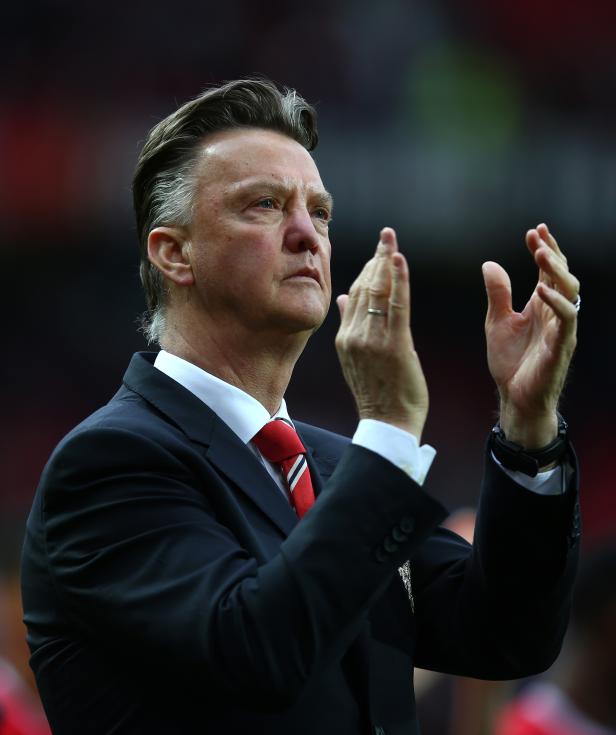 Louis van Gaal klatscht während eines Fußballspiels.