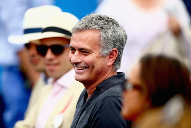 José Mourinho lächelt im Profil, im Hintergrund weitere Personen.