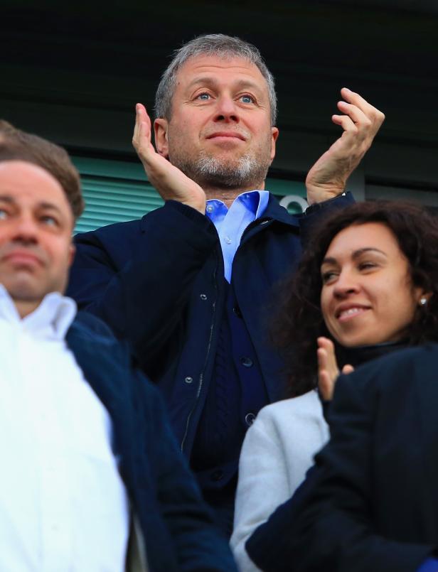 Roman Abramowitsch klatscht auf der Tribüne.