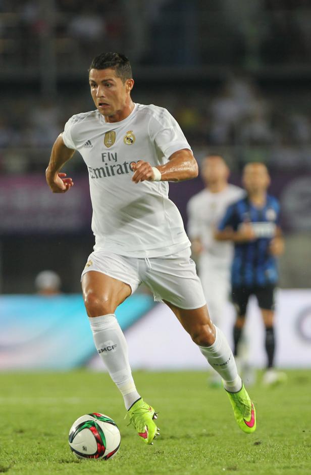 Cristiano Ronaldo in einem weißen Real Madrid Trikot am Ball.