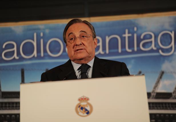 Florentino Pérez spricht vor dem Hintergrund des Estadio Santiago Bernabéu.