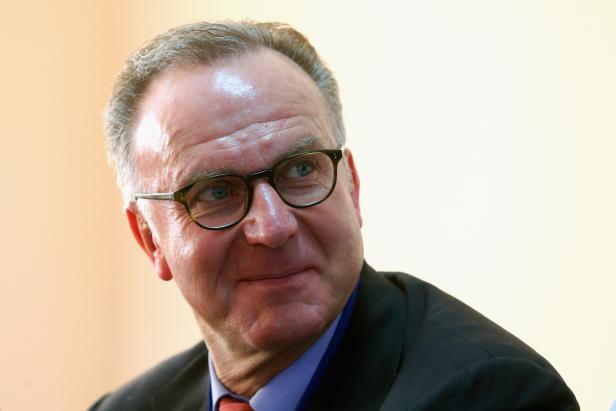 Ein Mann mit Brille und Anzug schaut zur Seite.