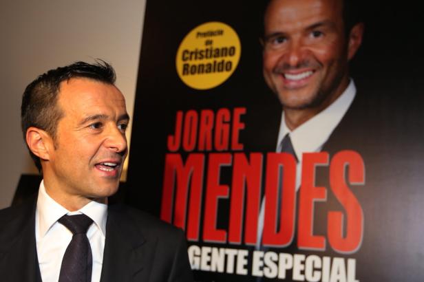 Jorge Mendes posiert vor einem Plakat seines Buches „Gente Especial“.