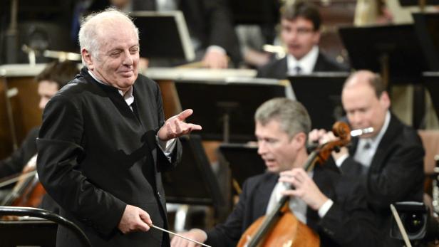 Ein Dirigent leitet ein Orchester.