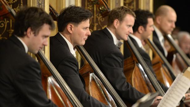 Mehrere Kontrabassisten spielen in einem Orchester.