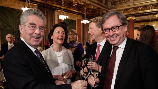 Eine Gruppe von Menschen, darunter Heinz Fischer, lächelt und hält Weingläser.