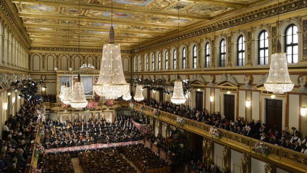 Der Wiener Musikverein während eines Konzerts mit Publikum und Orchester.