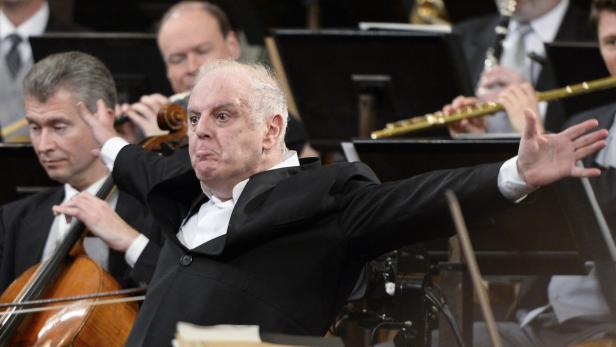 Ein Dirigent leitet ein Orchester mit energischen Gesten.