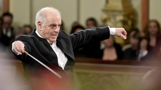 Ein Dirigent leitet ein Orchester mit einem Taktstock.