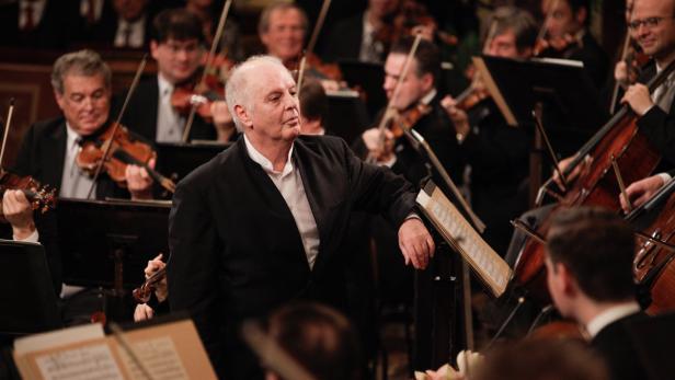 Ein Dirigent steht vor einem Orchester.