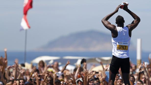 Usain Bolt celebrates winning the "Mano a Mano Men
