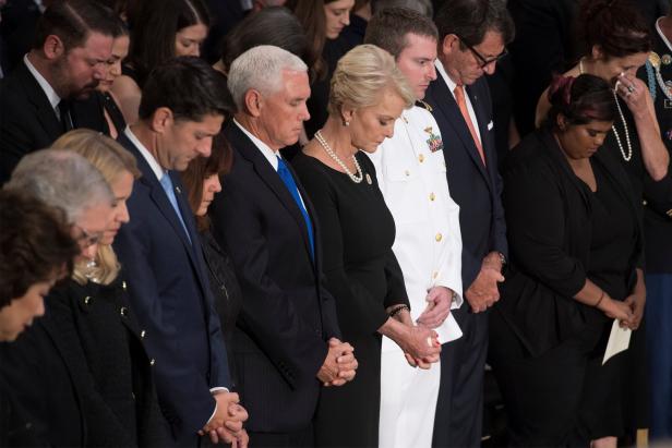 McCains Leiche im Kapitol aufgebahrt, Trump fehlte