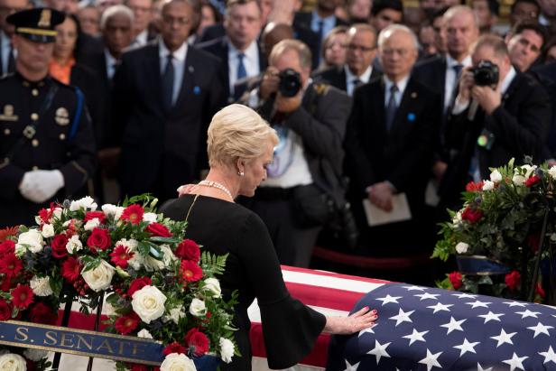 McCains Leiche im Kapitol aufgebahrt, Trump fehlte