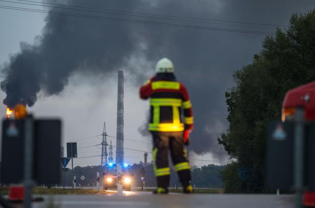 Mehrere Verletzte nach Explosion bei deutschem Raffineriegelände