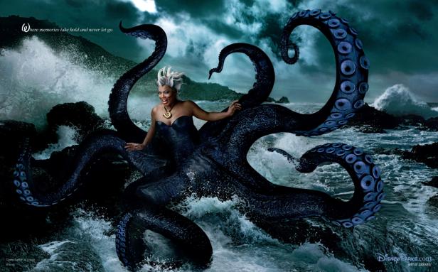 Queen Latifah als Ursula, die Meerhexe aus „Arielle, die Meerjungfrau“, inmitten von Tentakeln im Ozean.