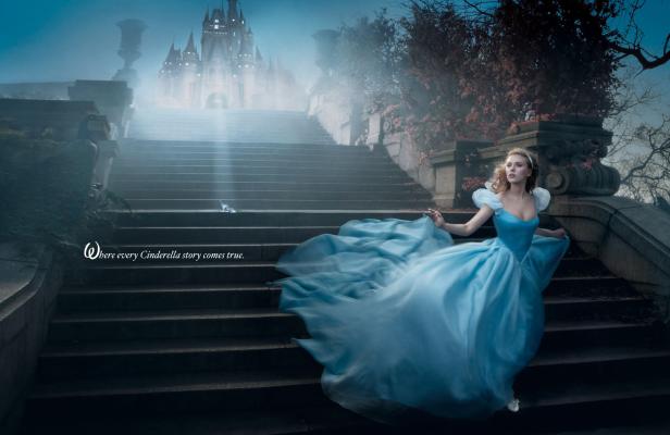 Aschenputtel in einem blauen Kleid eilt eine Treppe hinunter, ihr gläserner Schuh liegt auf einer Stufe.