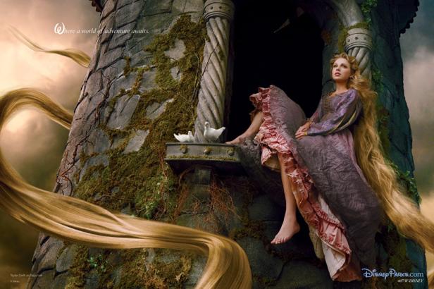 Taylor Swift als Rapunzel sitzt in einem Turm mit sehr langem, blondem Haar.