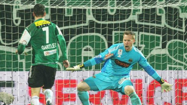 Ein Torwart in hellblauer Sportkleidung während eines Fußballspiels.