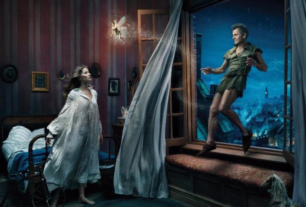Peter Pan steigt durch ein Fenster in ein Schlafzimmer, während Wendy und Tinkerbell zusehen.