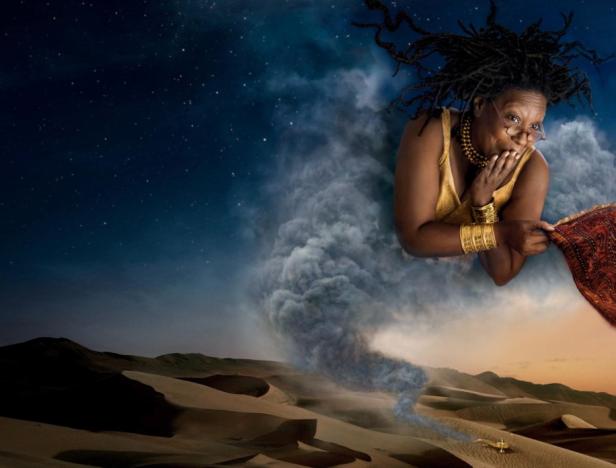 Whoopi Goldberg erscheint als Dschinni aus einer Wunderlampe über einer Wüste.