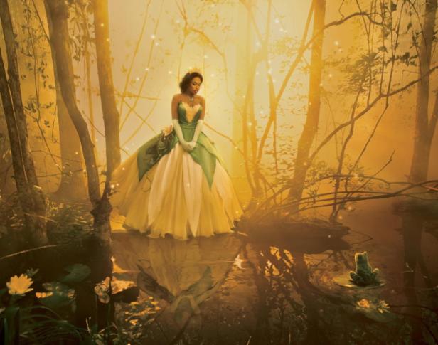 Tiana, in ihrem Ballkleid, steht in einem Sumpf, während ein Frosch sie beobachtet.
