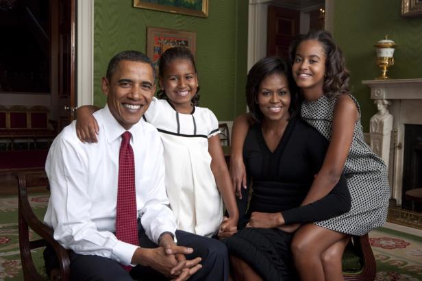 Ein Porträt der Familie Obama im Grünen Zimmer des Weißen Hauses.