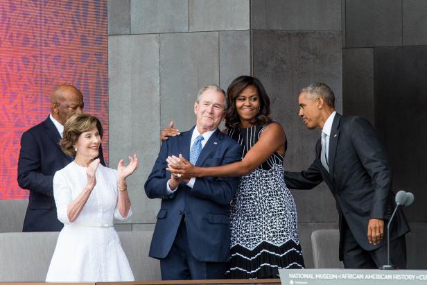 McCains Trauerfeier: Klaut Bush hier Süßes für Michelle Obama?