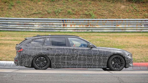 Ein getarnter BMW 3er Touring fährt auf einer Rennstrecke.