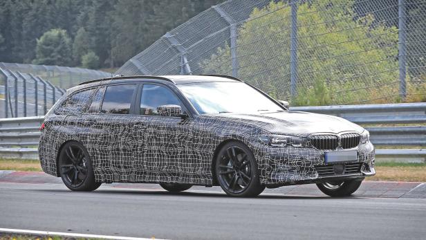 Ein getarnter BMW 3er Touring fährt auf einer Rennstrecke.