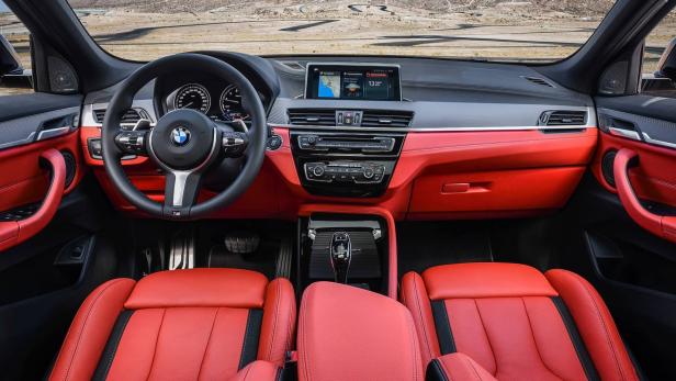 Innenansicht eines BMW X2 mit roter Lederausstattung.