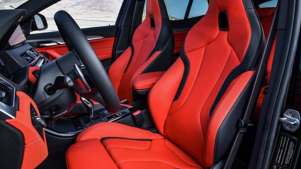 Innenraum eines Autos mit roten und schwarzen Ledersitzen.